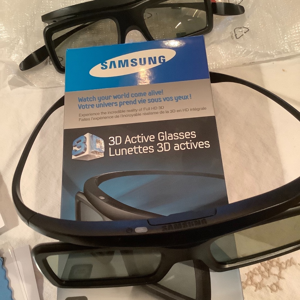 2 pair of Samsung 3d glasses. (Selling as a set)